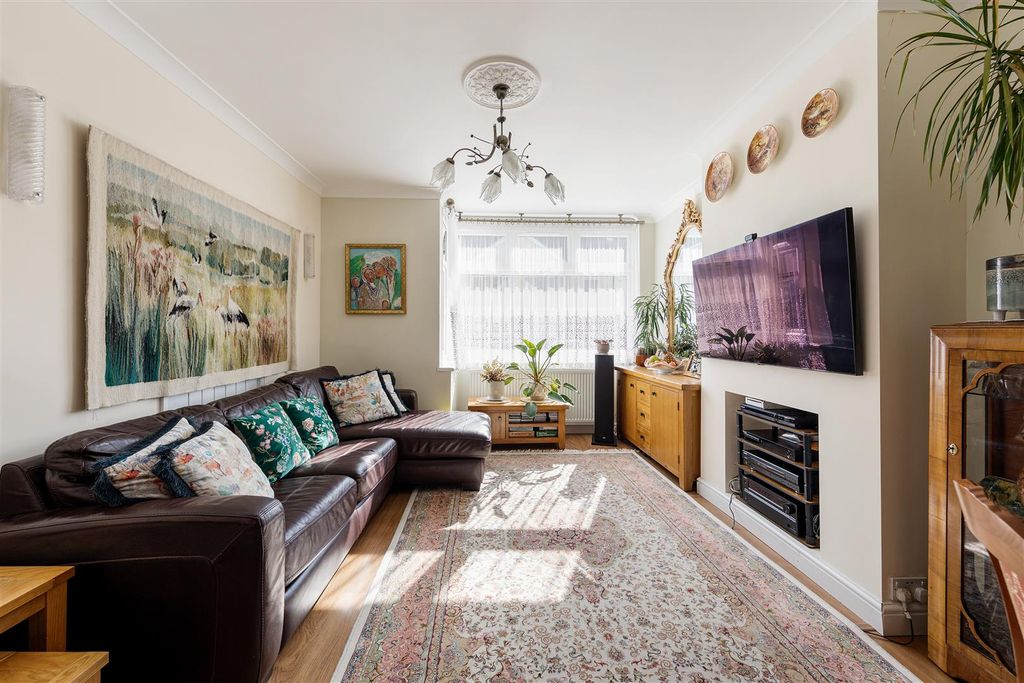 Property photo 2 of 32 Alpha Road, E4