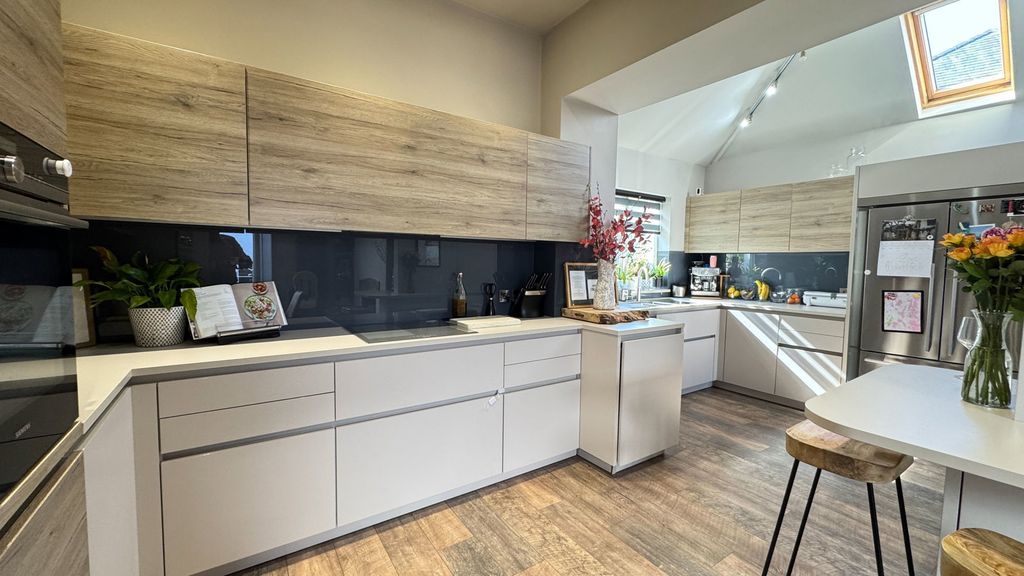 Property photo 2 of 31