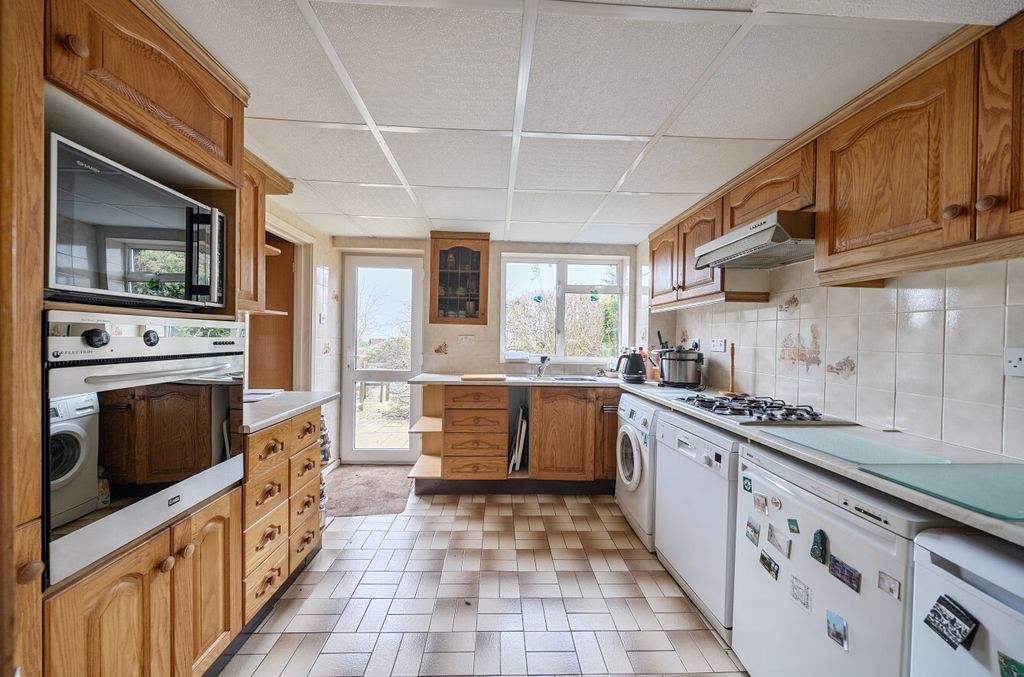 Property photo 3 of 19 Kitchen