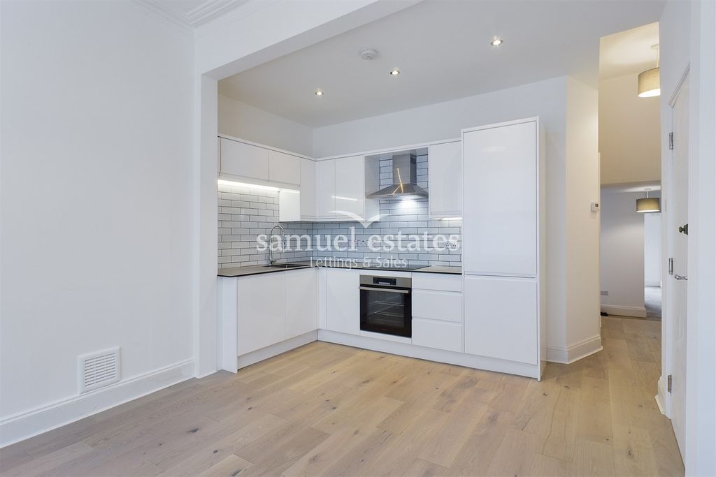 Property photo 3 of 14 Living Room / Kitchen