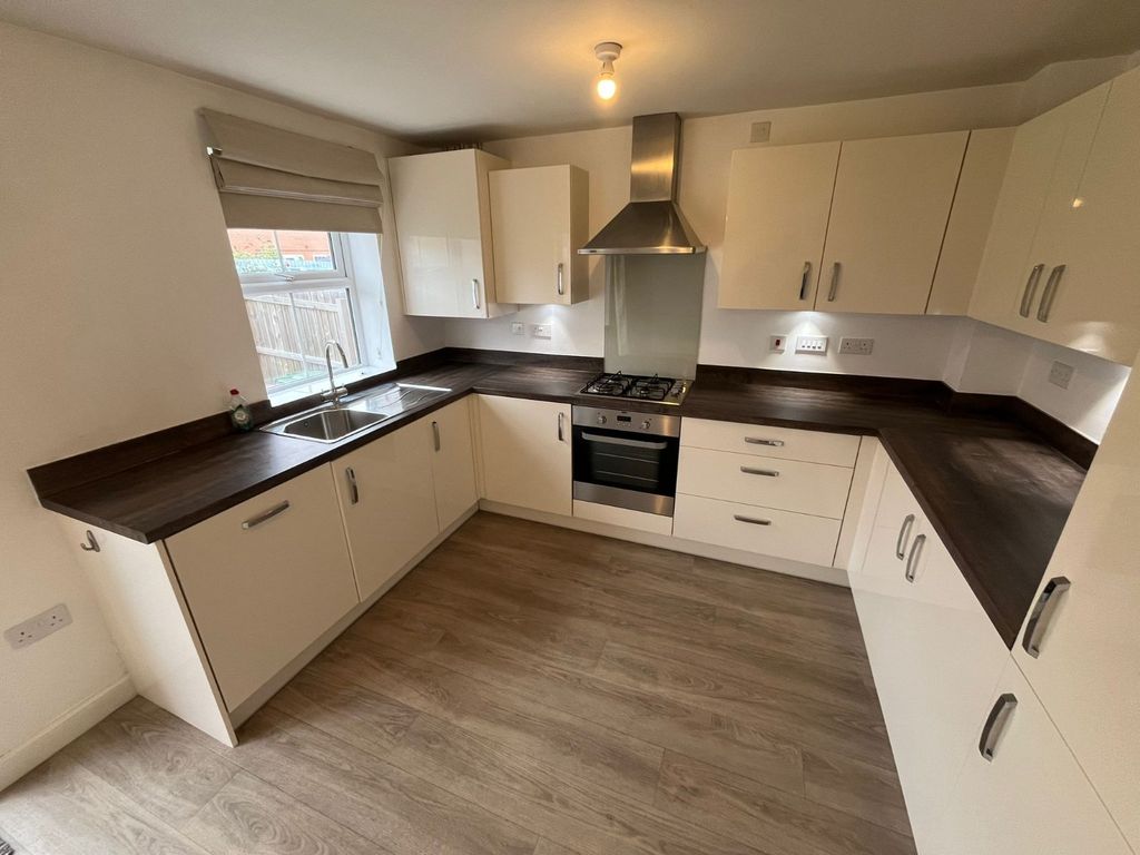 Property photo 3 of 11 Kitchen