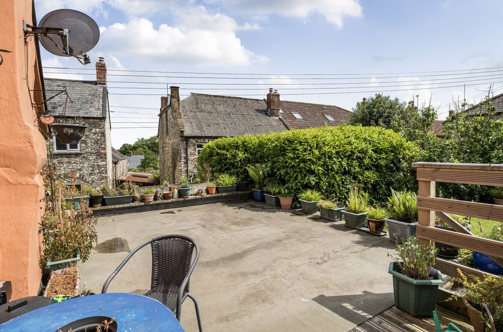 Property photo 2 of 23 Roof Terrace Garden