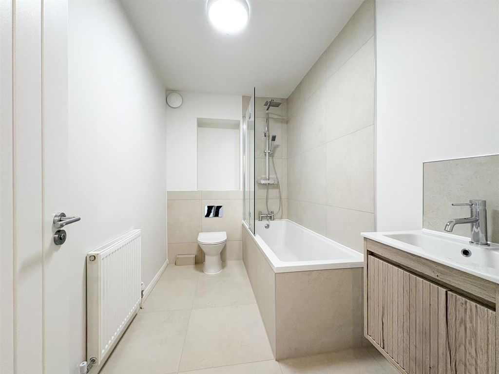 Property photo 3 of 15 Bathroom.Jpg
