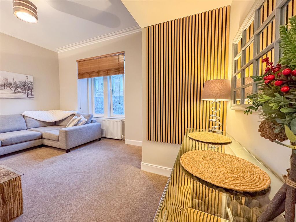 Property photo 2 of 15 Lounge