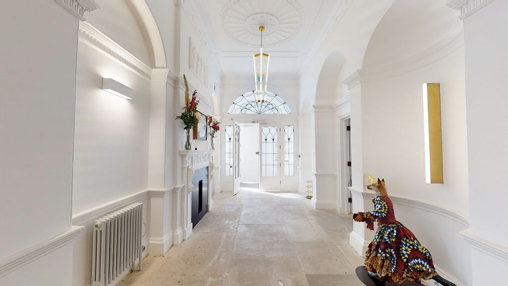 Property photo 3 of 16 Entrance Area