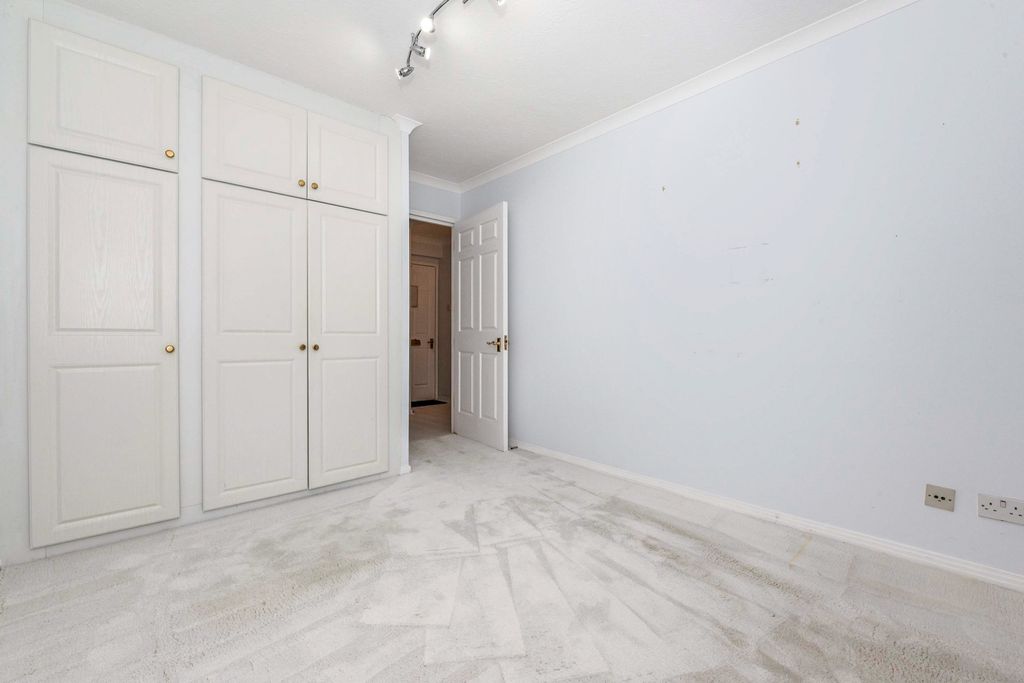 Property photo 2 of 10 Bedroom