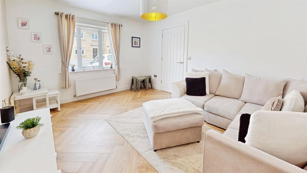 Property photo 3 of 16 59cd6152-34-Claremount-Close-06122026_170136.Jpg