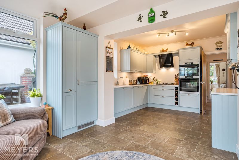 Property photo 3 of 18 Kitchen