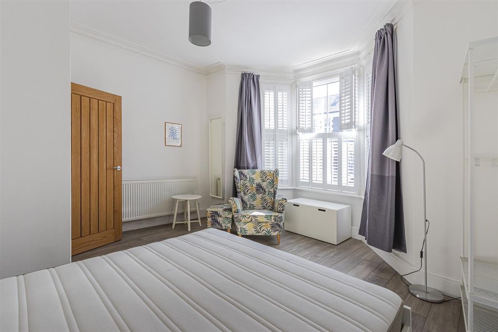 Property photo 3 of 11 Gileston Road 1A (3 Of 9).Jpg