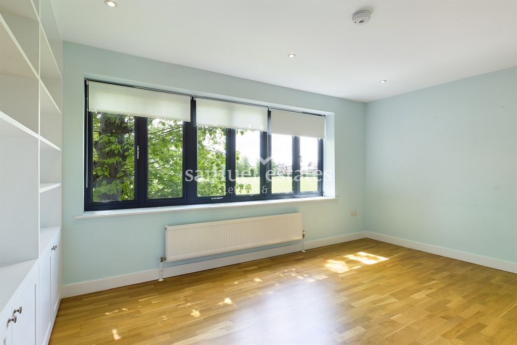 Property photo 1 of 13 Living Room