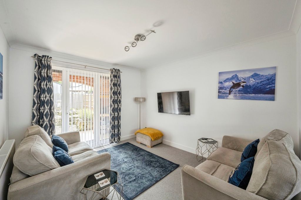 Property photo 3 of 18 Lounge