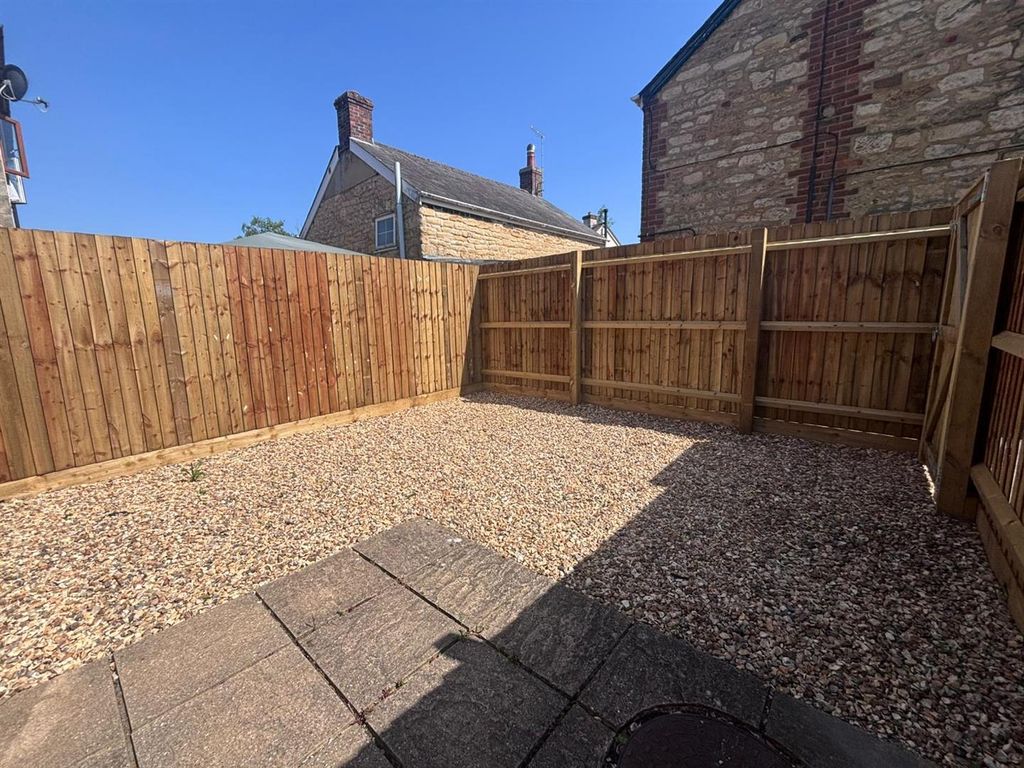 Property photo 2 of 10 Garden