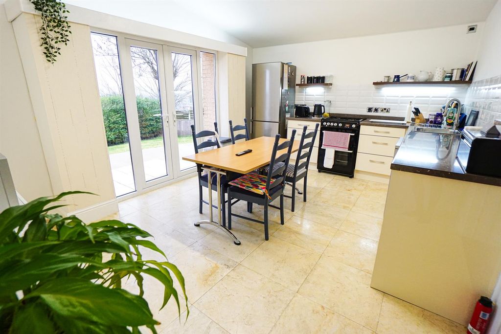 Property photo 2 of 20 Family Dining Kitchen