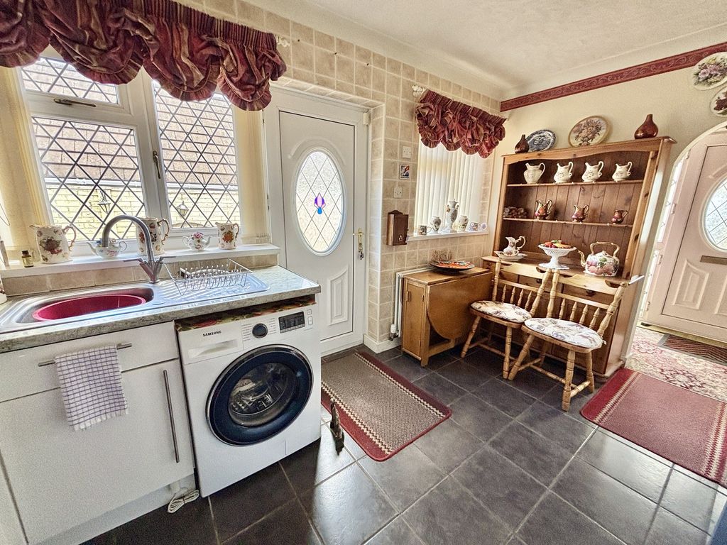 Property photo 3 of 23 Kitchen