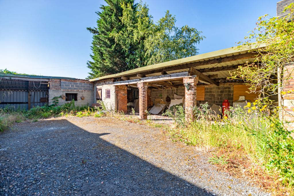 Property photo 3 of 33 Outside9