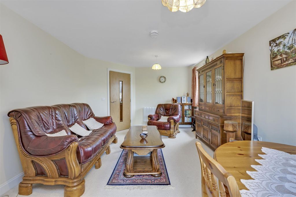Property photo 3 of 16 Lounge