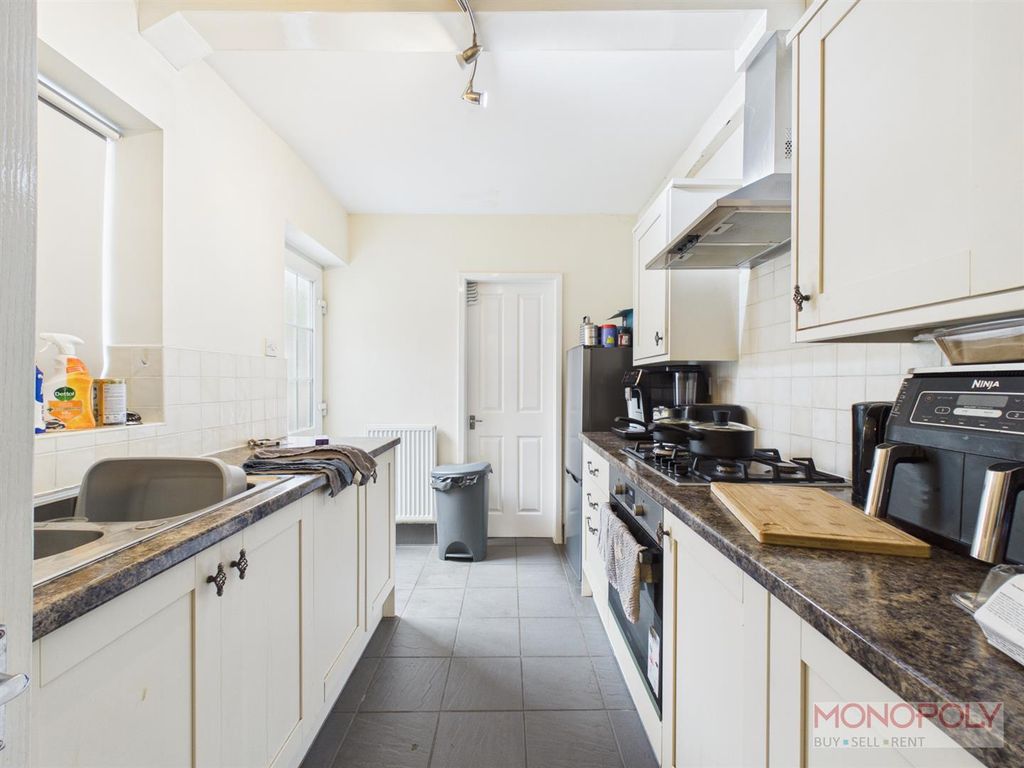 Property photo 2 of 10 Kitchen