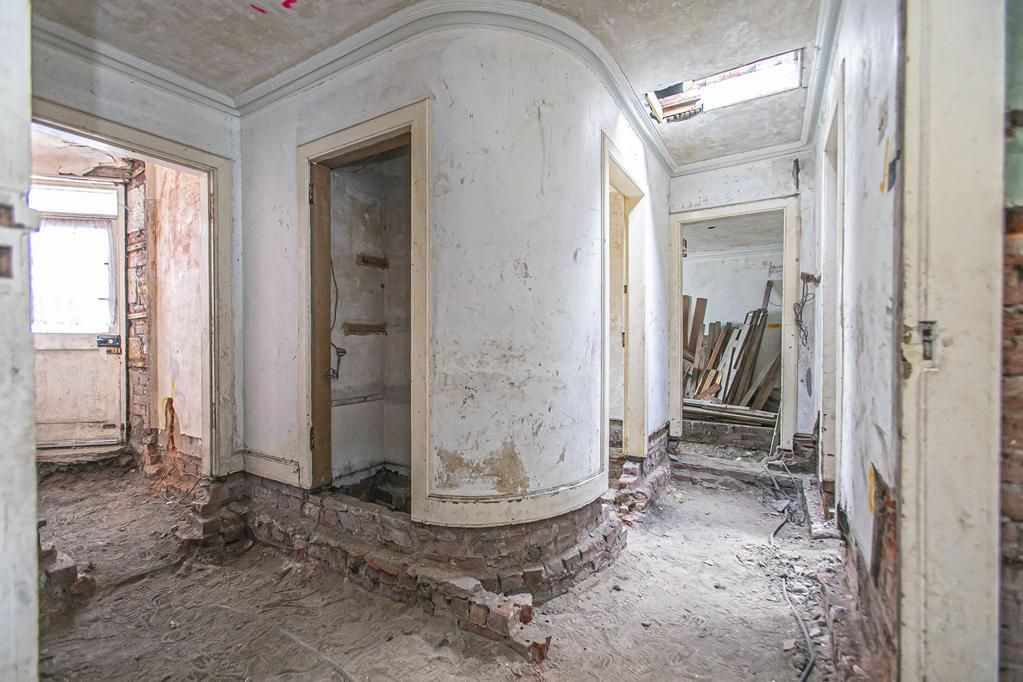 Property photo 3 of 18 Lev1357Pem Entrance Hall.Jpg