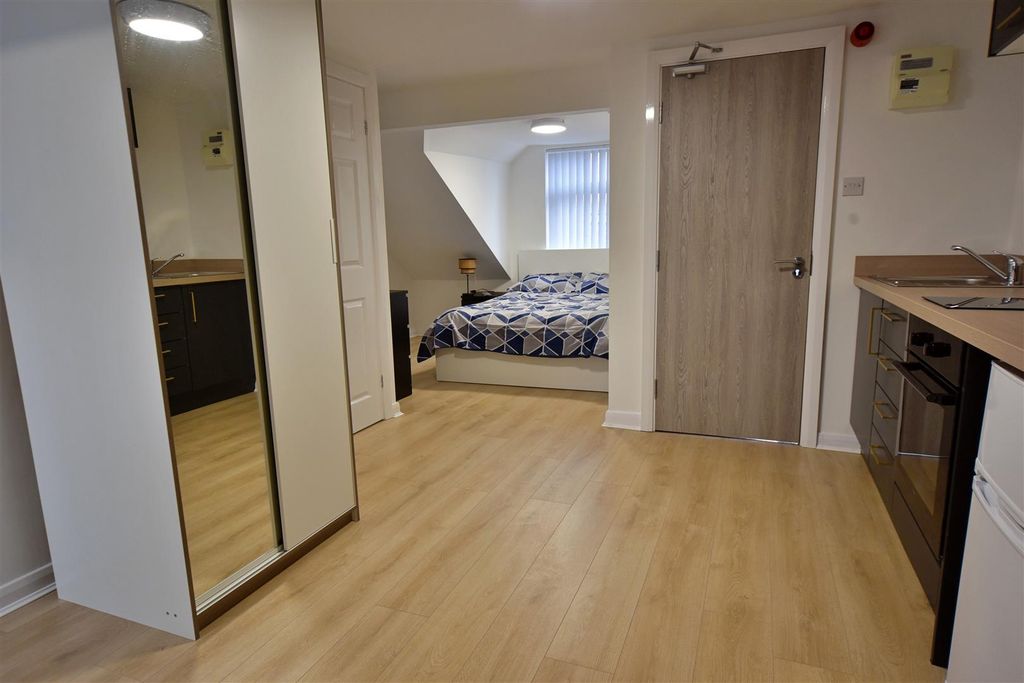 Property photo 2 of 7 165Ar_Room16_05.Jpg
