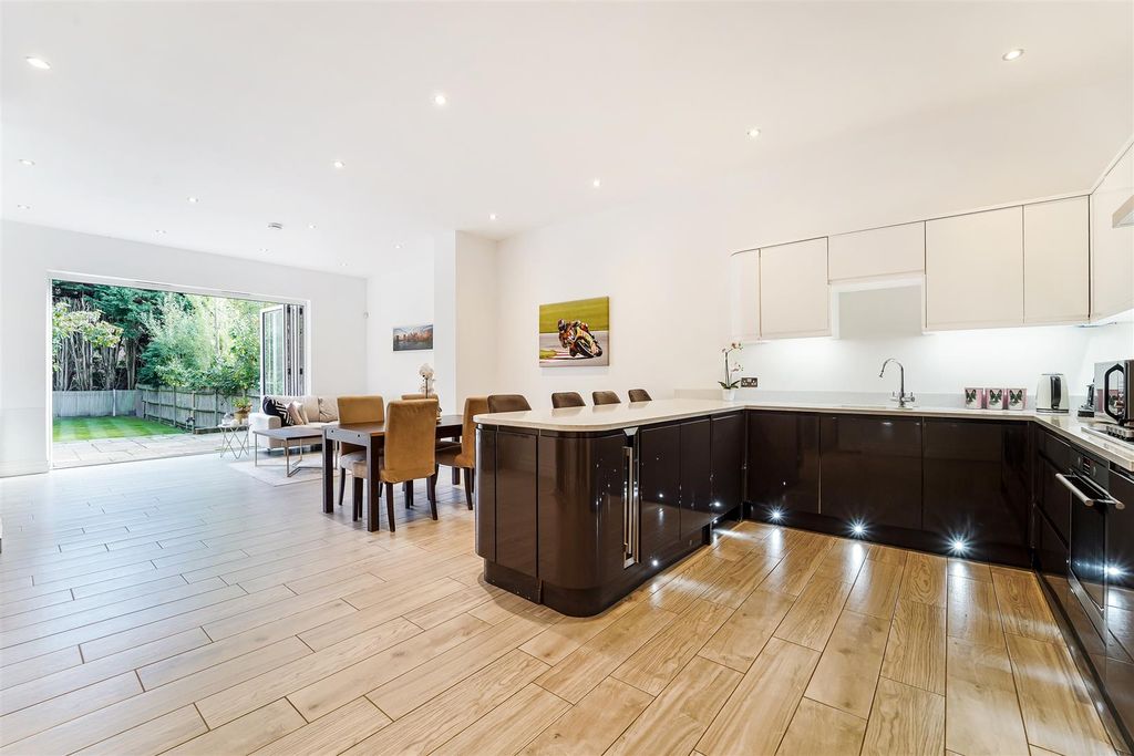 Property photo 2 of 34 Hoyland Down (23).Jpg