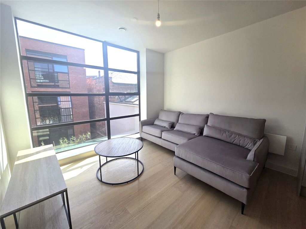 Property photo 3 of 10 Living Space