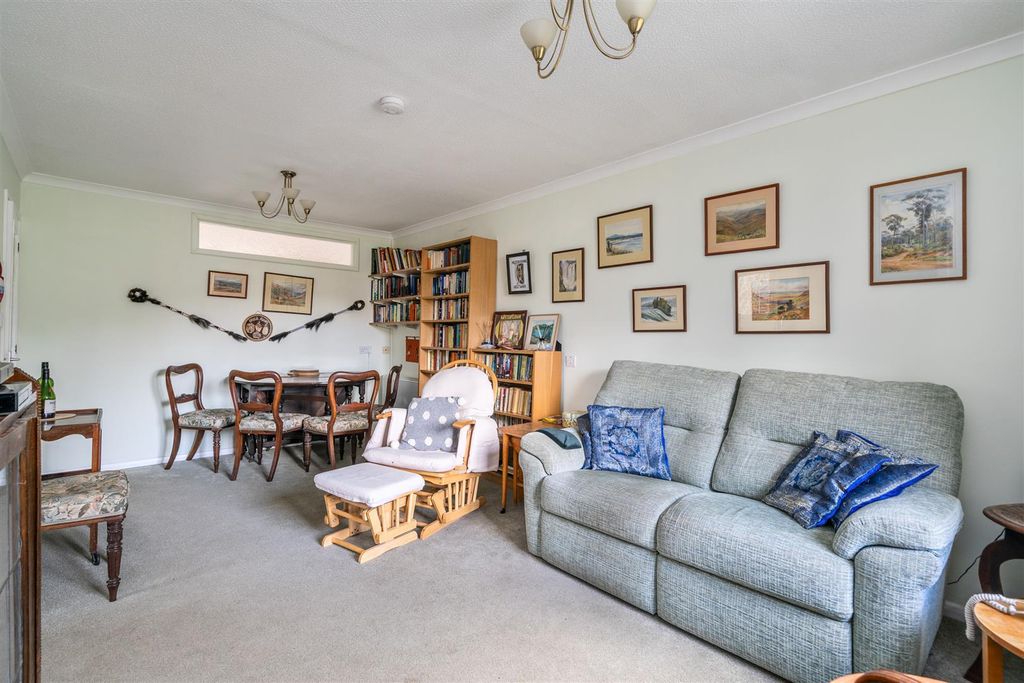 Property photo 3 of 9 21 Hartlebury Close_9.Jpg