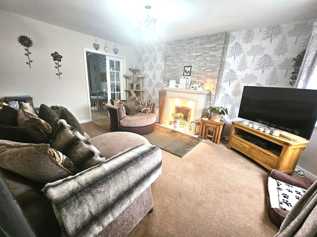 Property photo 3 of 16 Lounge