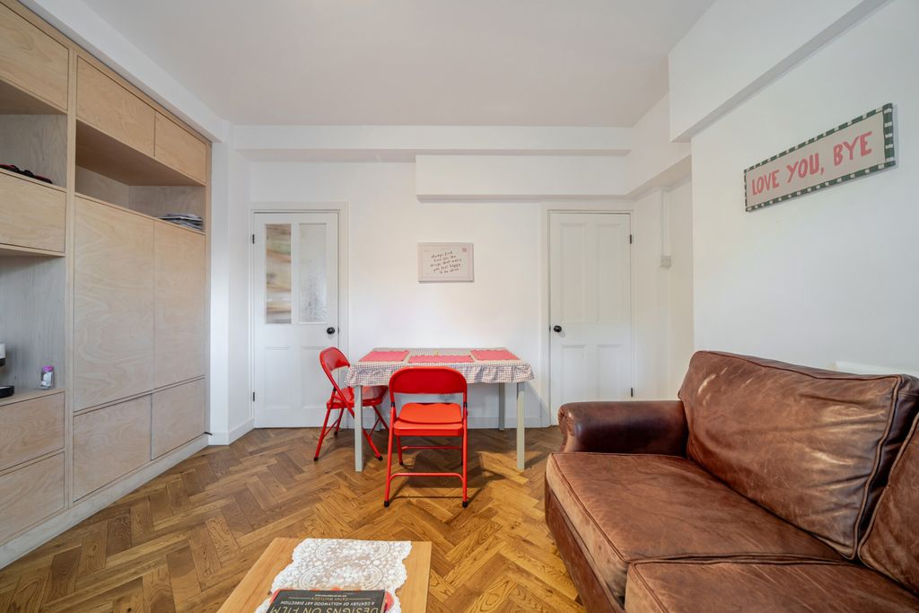 Property photo 1 of 11 Lounge