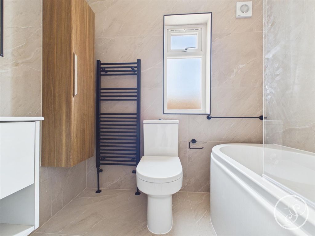 Property photo 3 of 17 Bathroom