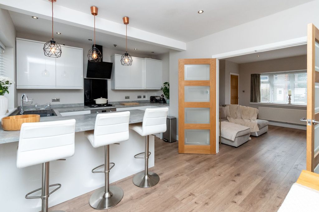 Property photo 3 of 31