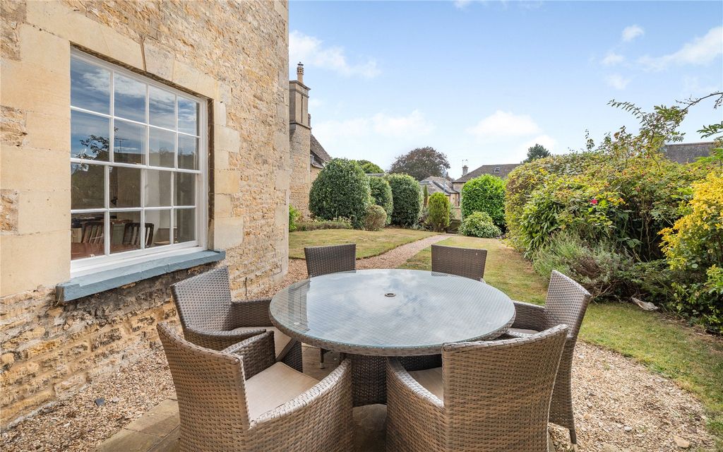 Property photo 2 of 21 Terrace And Garden