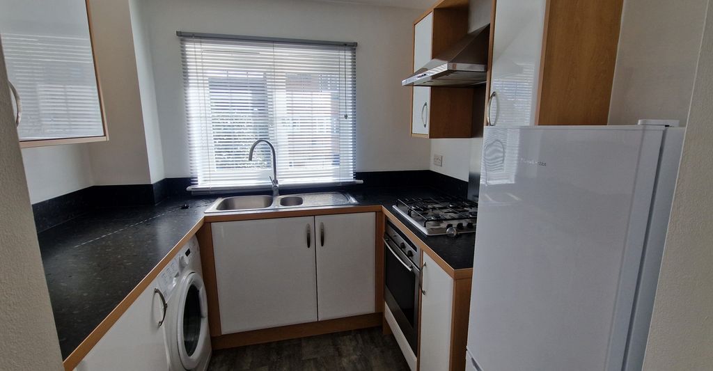 Property photo 3 of 8 Kitchen
