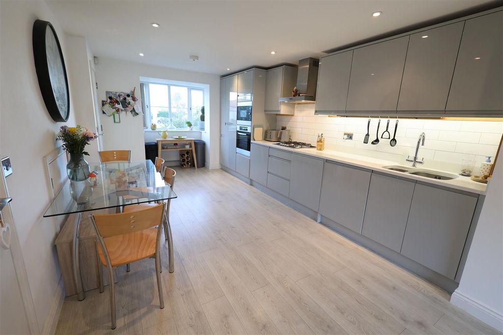 Property photo 3 of 21 Bl Kitchen i.Jpg