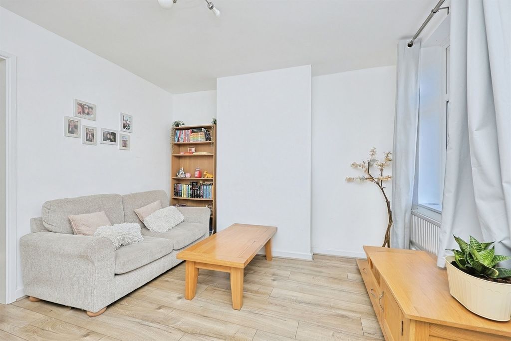 Property photo 2 of 14 Lounge