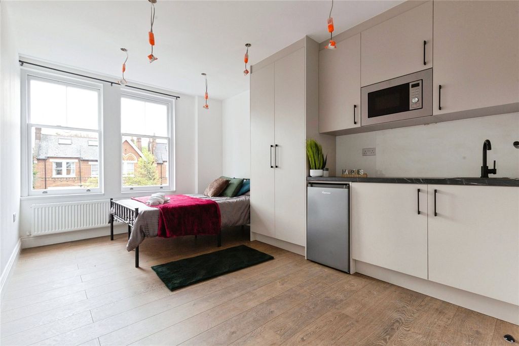 Property photo 3 of 12 Studio