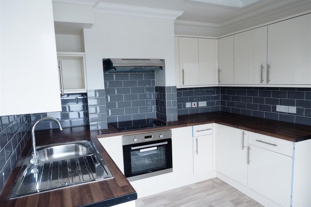 Property photo 2 of 6 Kitchen