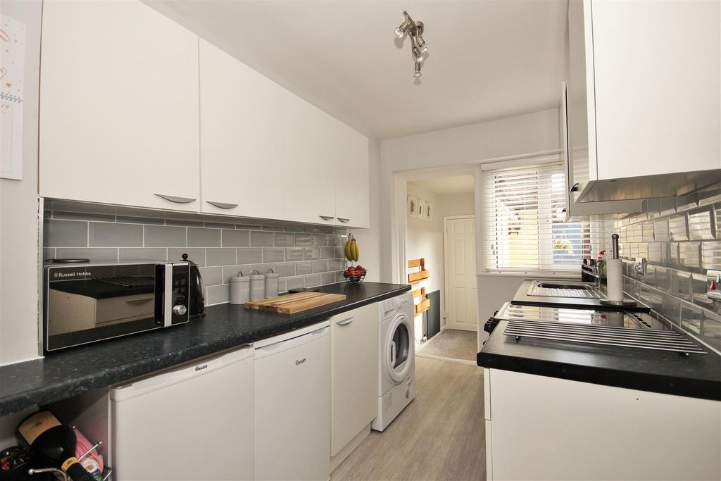 Property photo 3 of 8 Kitchen