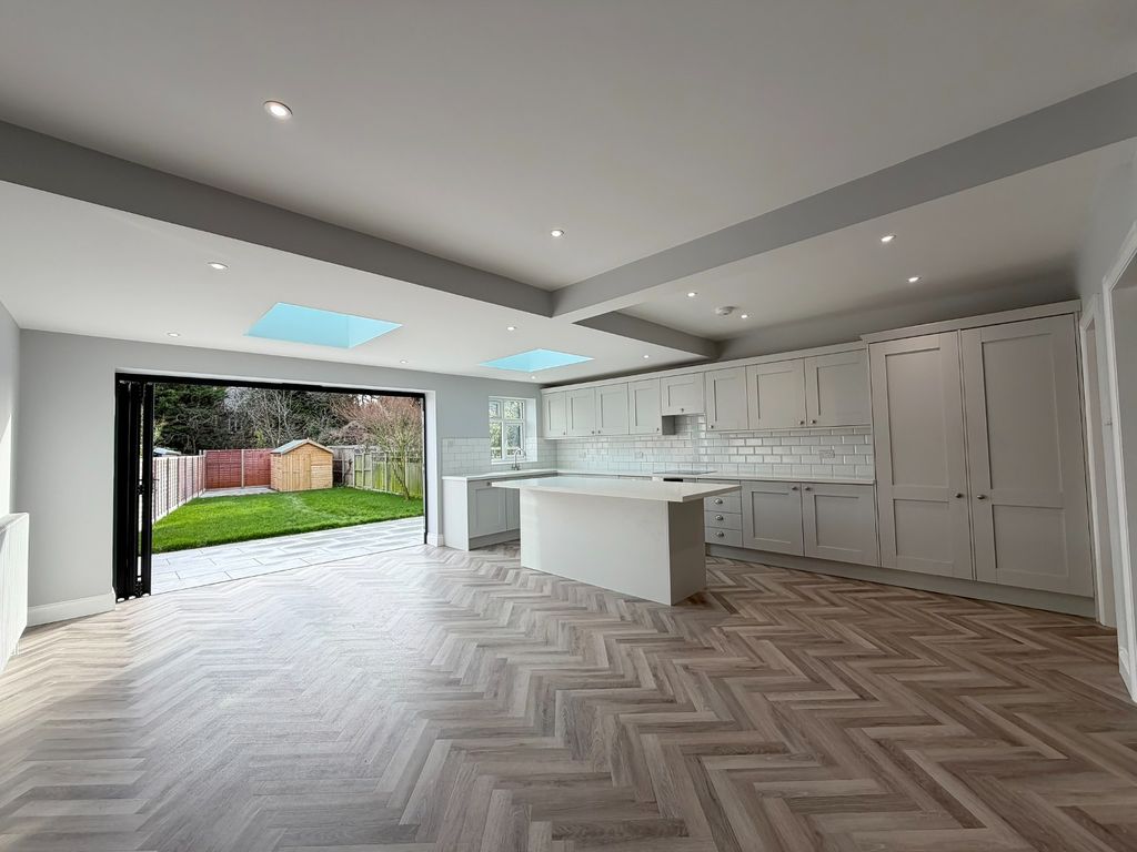 Property photo 2 of 15 4376683