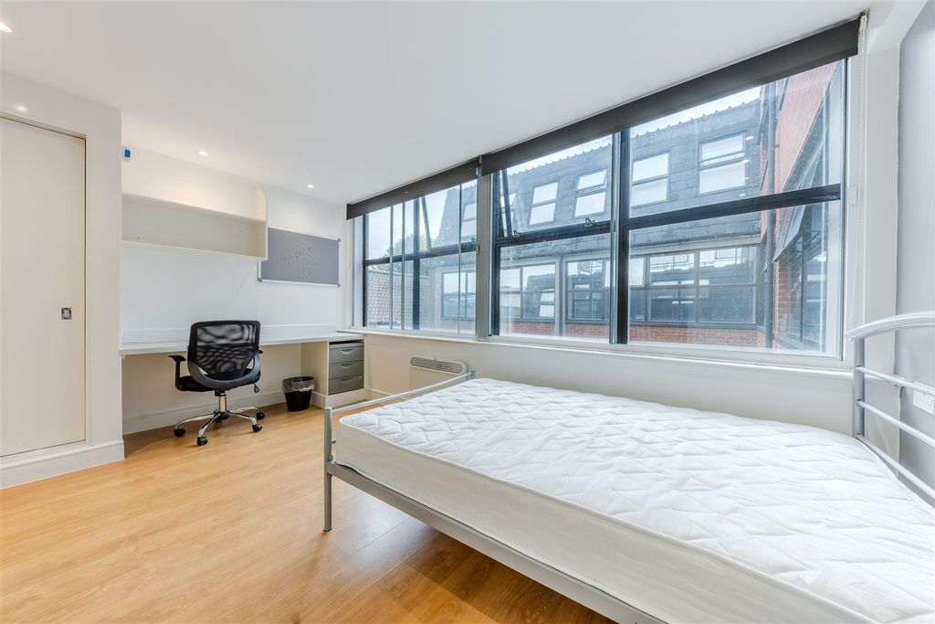 Property photo 1 of 10 Pose-17.Jpg