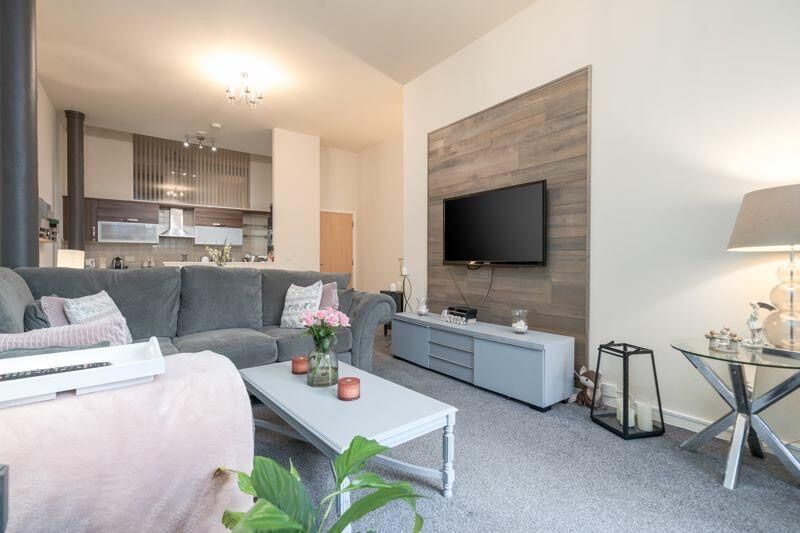 Property photo 3 of 18 Photograph 2