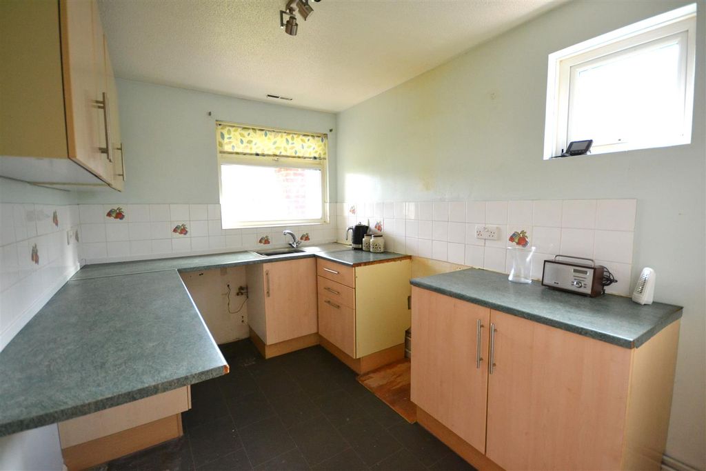 Property photo 3 of 11 Kitchen