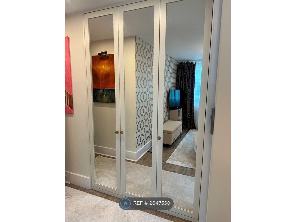 Property photo 3 of 6 En Suite Bedroom (Build-In Wardrobe)