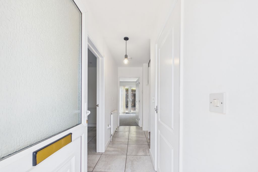 Property photo 2 of 20 Ewemove Spalding - Winsover Rd - Hallway
