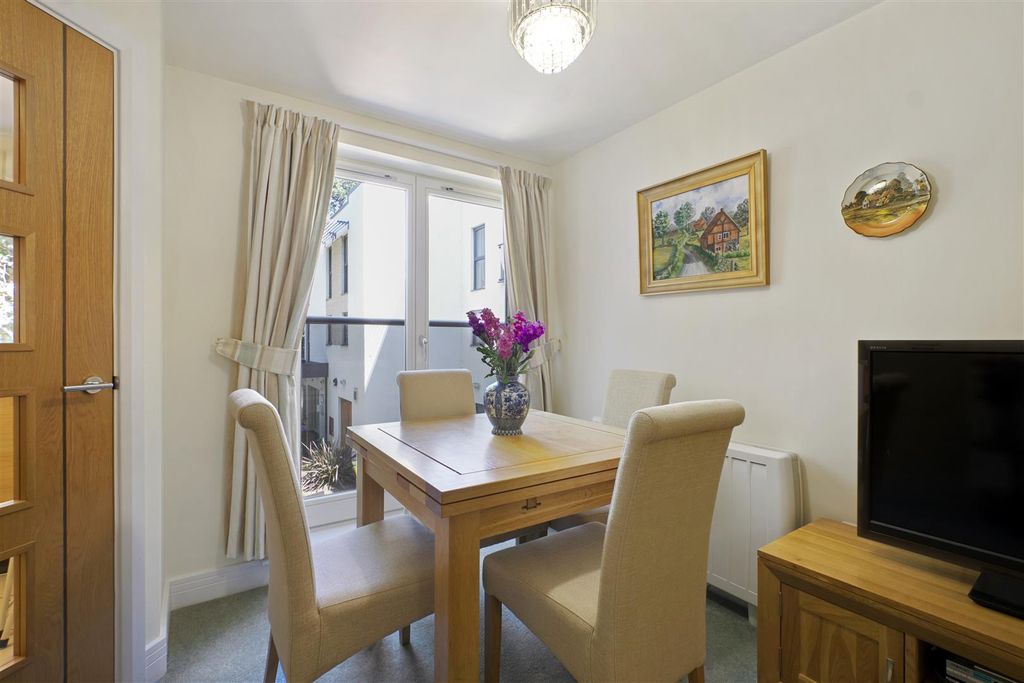 Property photo 3 of 14 02-9Fbe59E0-067F-4A92-Bfb9-4F5Edf05B4d7Cb-Mcs-Flat