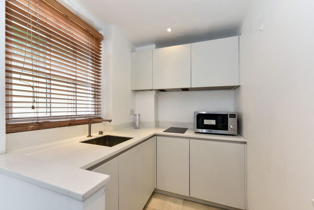 Property photo 3 of 9 3, 15 Portman Square (7).Jpg