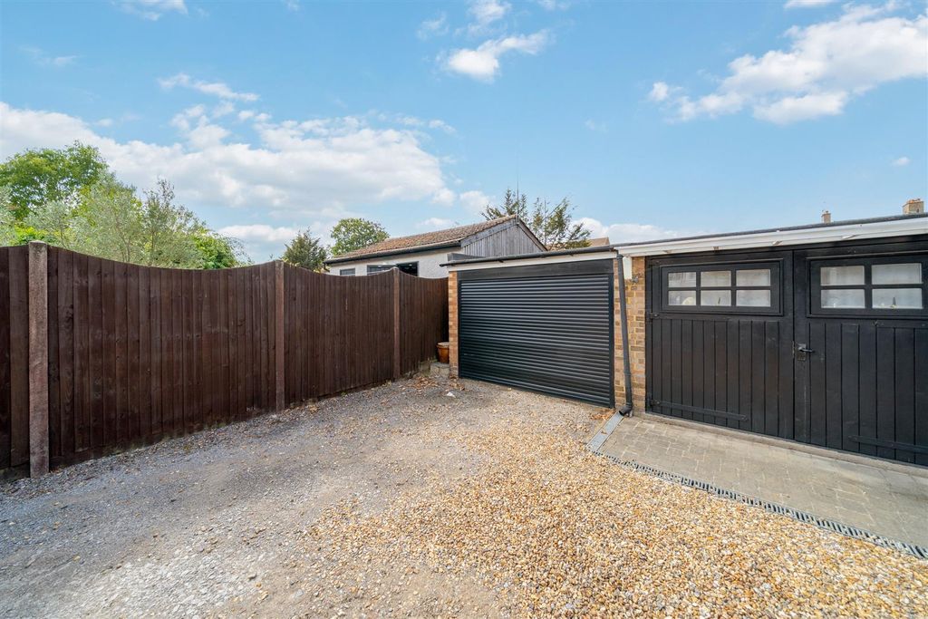Property photo 3 of 11 Garage