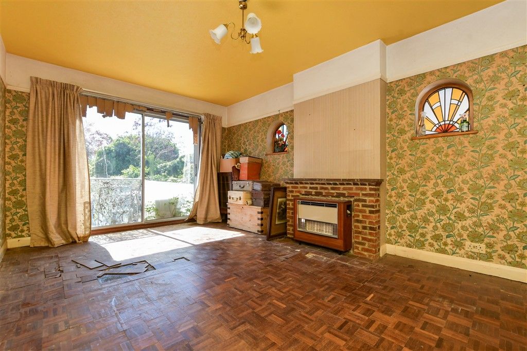 Property photo 3 of 12 Lounge