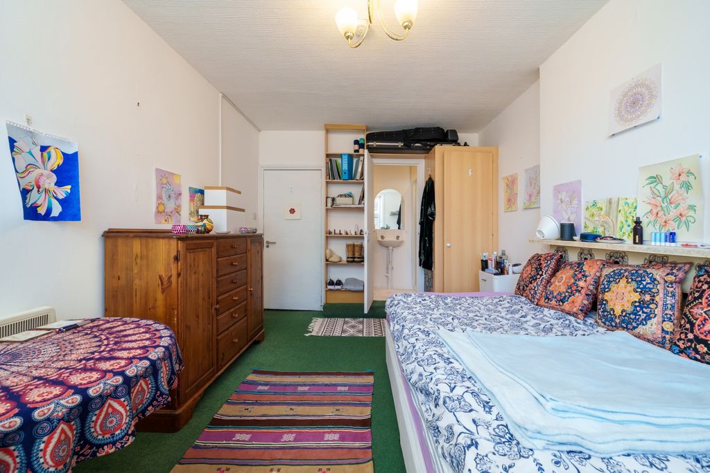 Property photo 2 of 8 Studio Room (5)