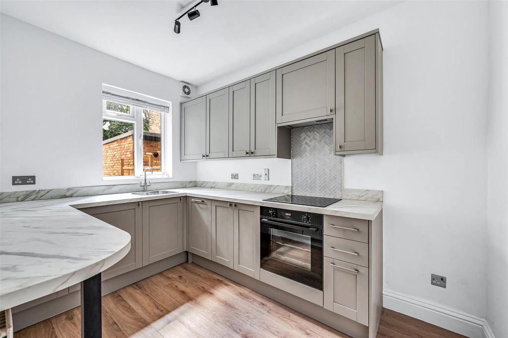 Property photo 3 of 12 Petersfield Road-5.Jpg