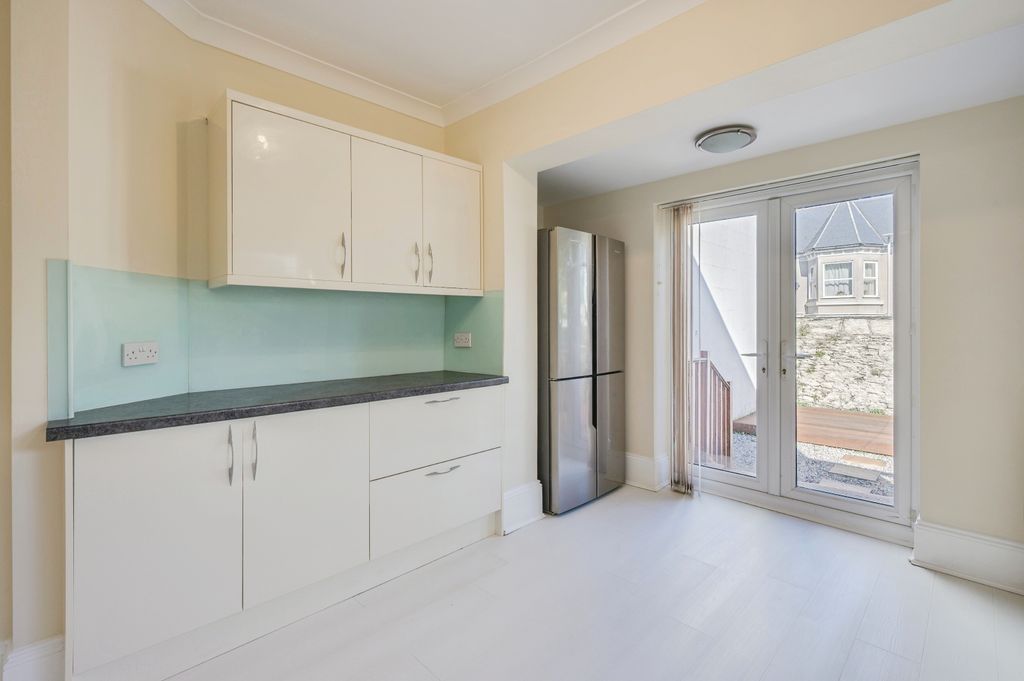 Property photo 3 of 17 Image